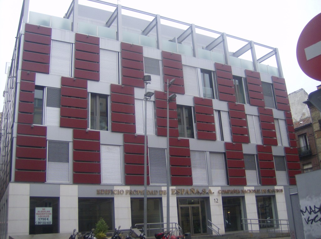 Edificio blanco y rojo